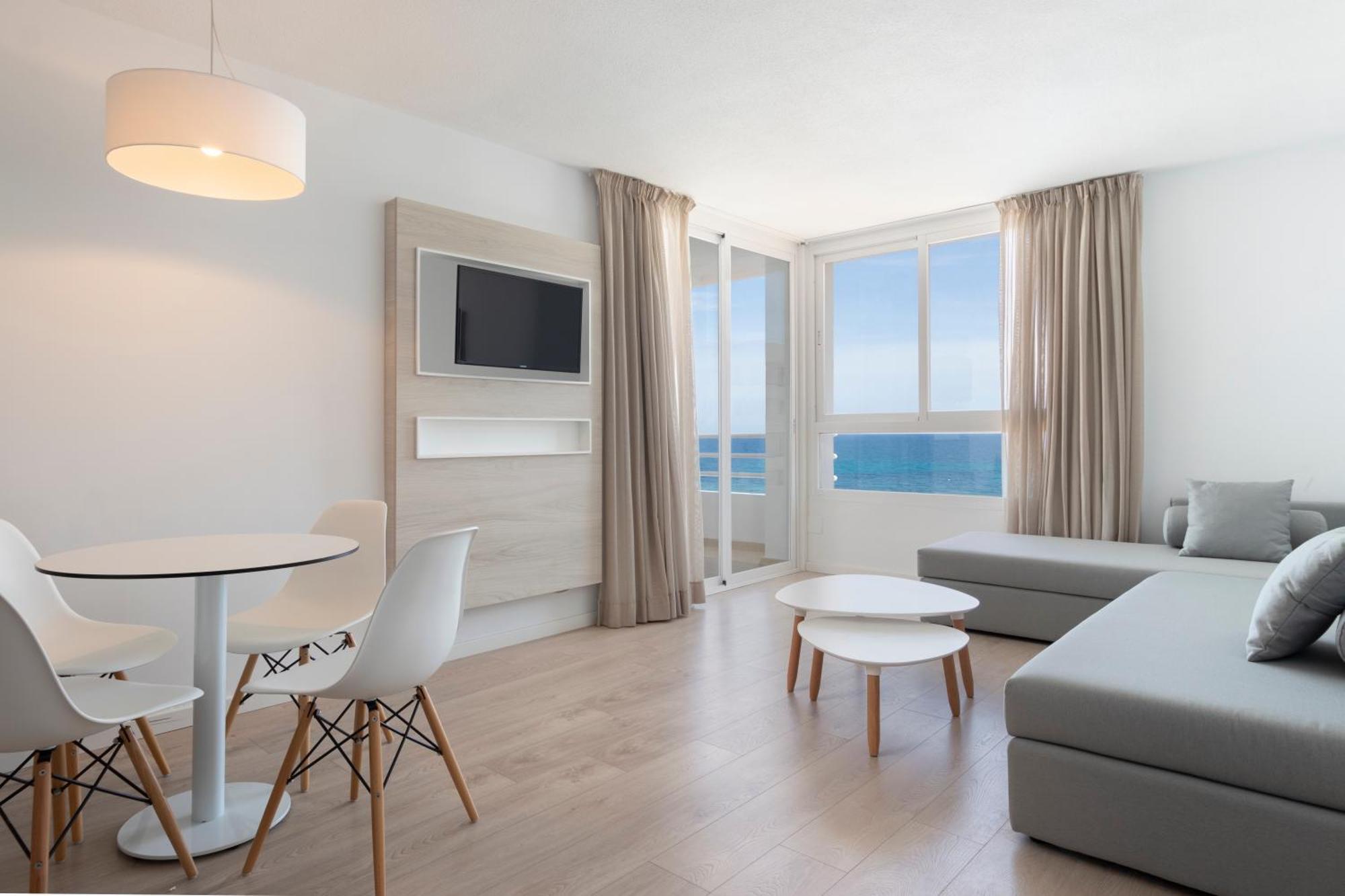 Habitación Familiar con vistas al mar (2 adultos + 2 niños)