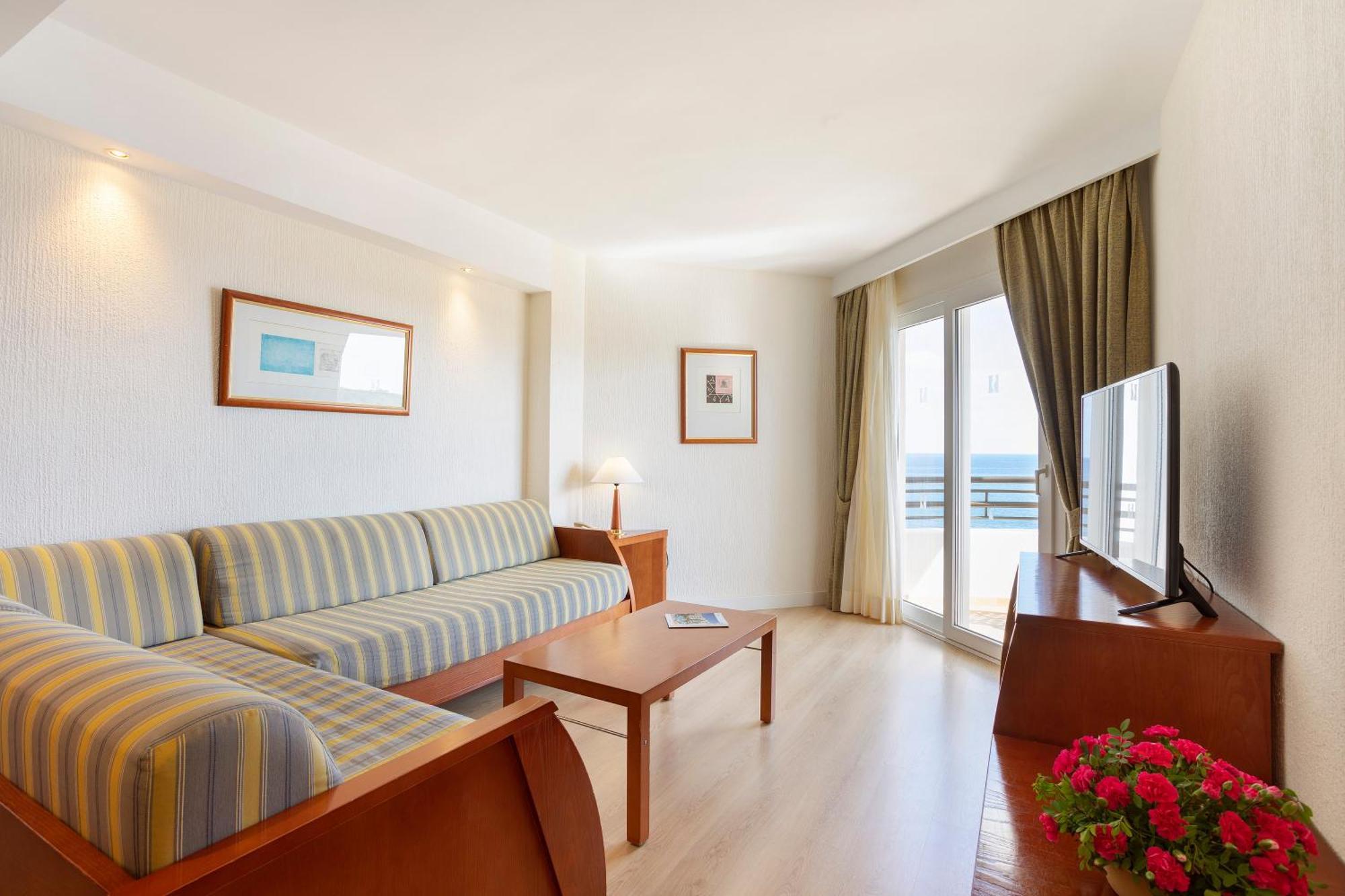 One-Bedroom Apartment with Pool View,1272461056:JPEG