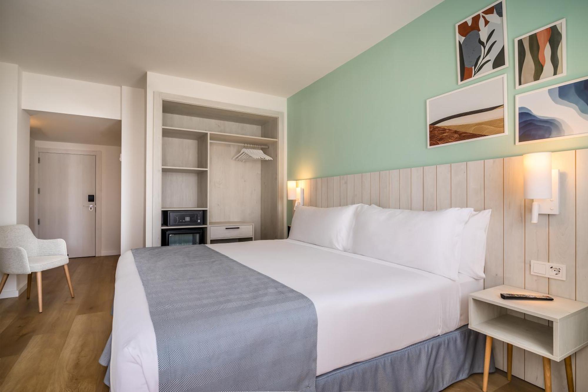 Superior Side Sea View (2 Adults + 1 Child)