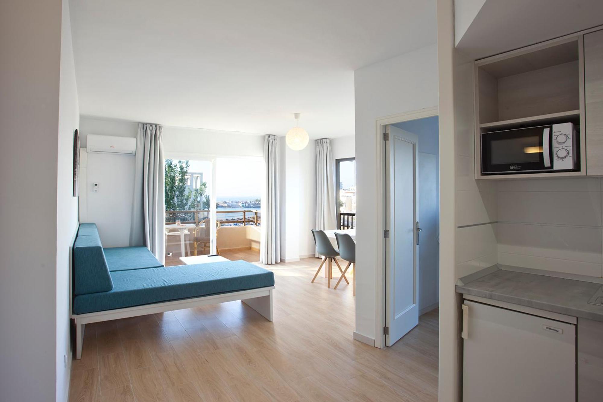 Comfort One-Bedroom Apartment Balcony