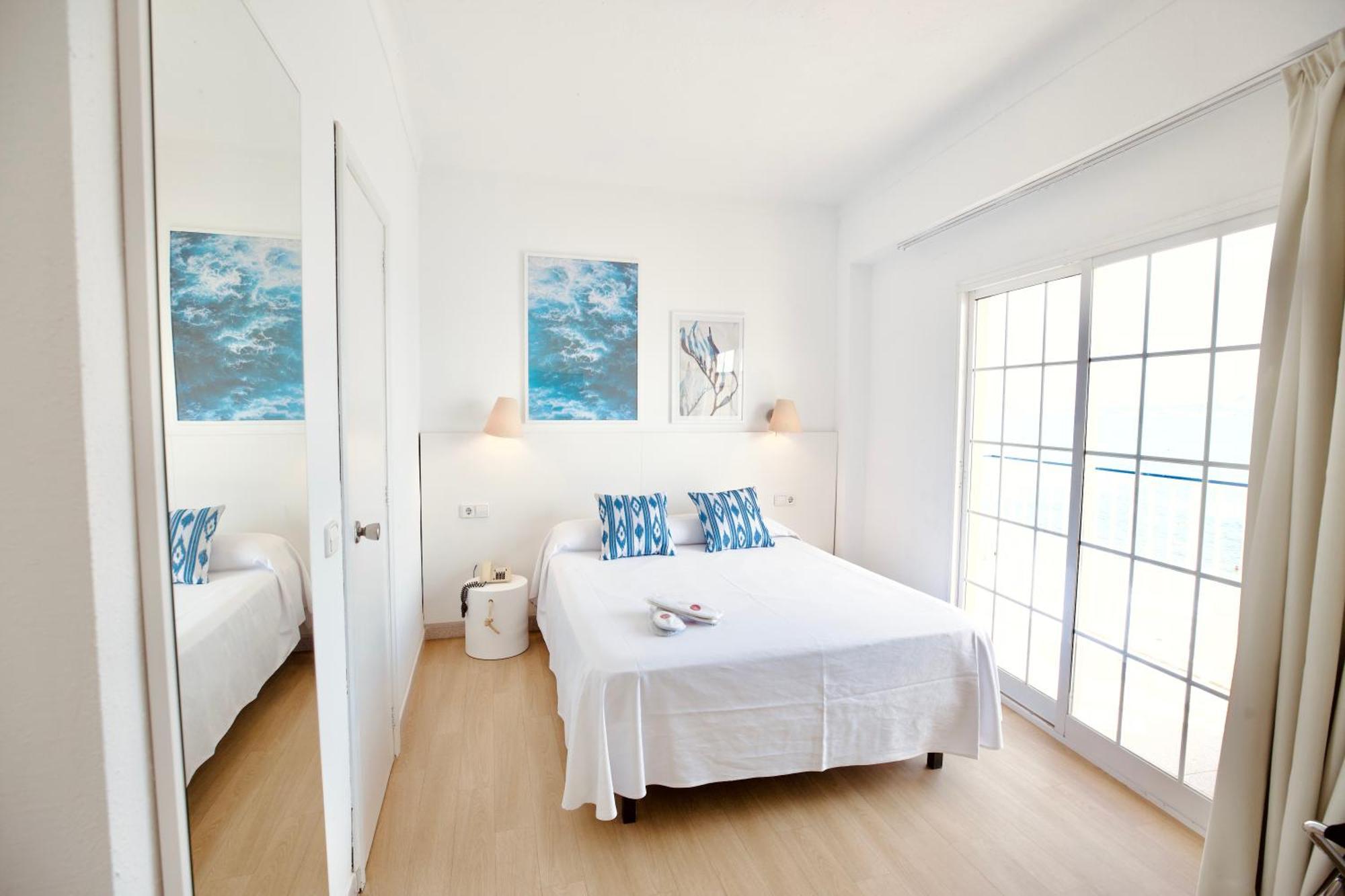 Tweepersoonskamer met Balkon en Zijdelings Uitzicht op Zee