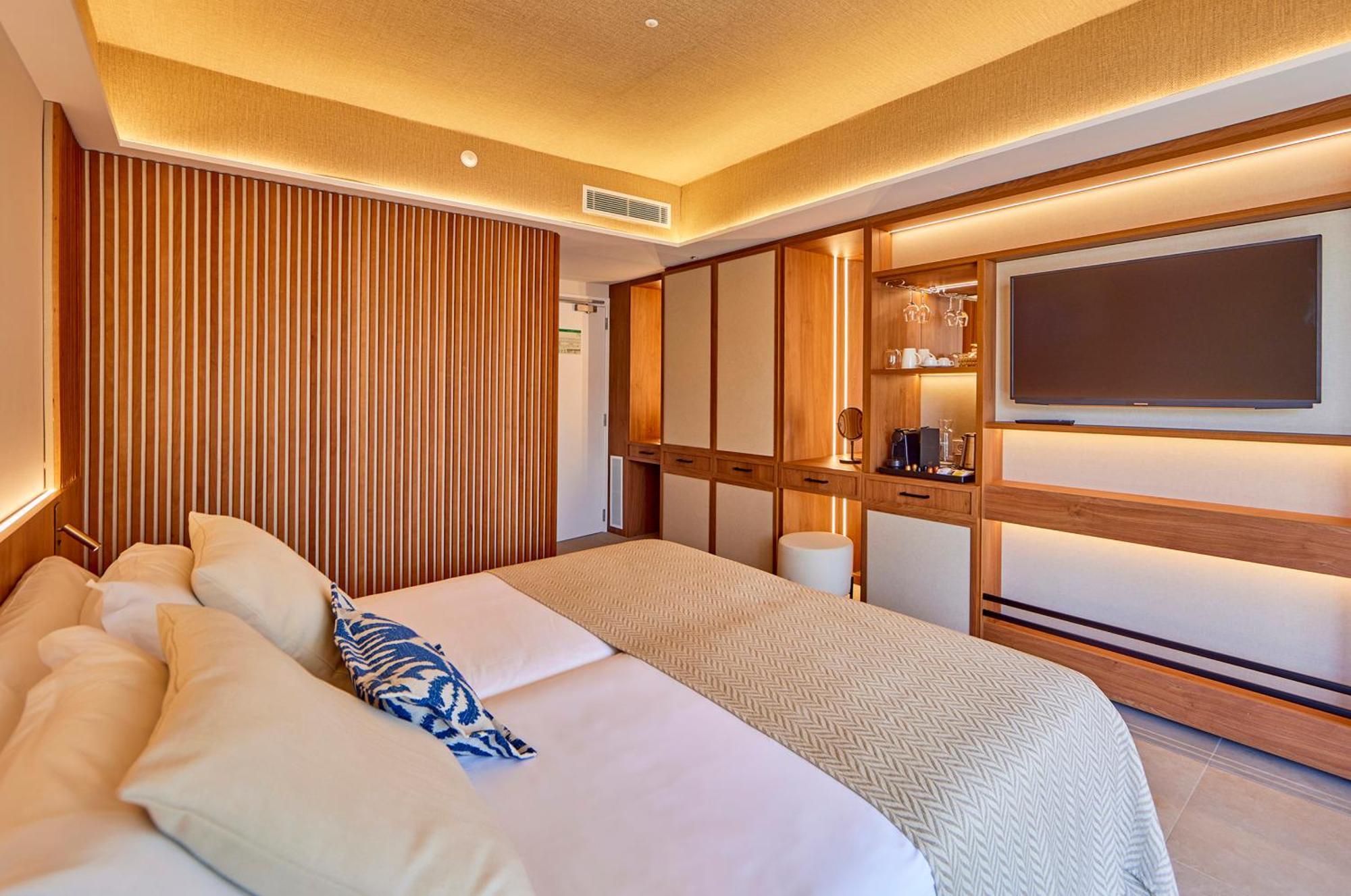 Double or Twin Room with Side Sea View,1554815581:JPEG
