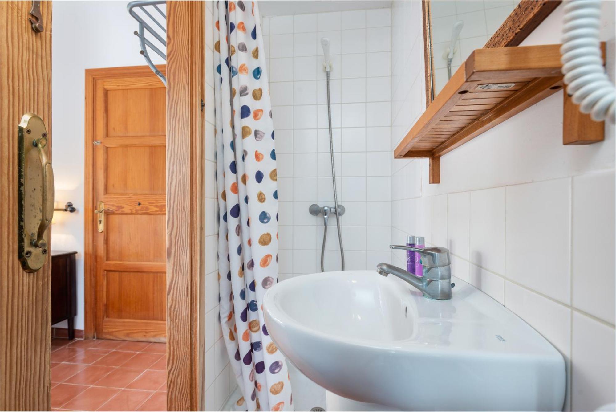 Twin Room,1589338483:JPEG