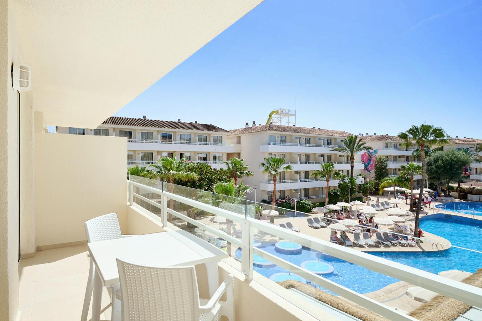 Suite with Pool View - Magnus
