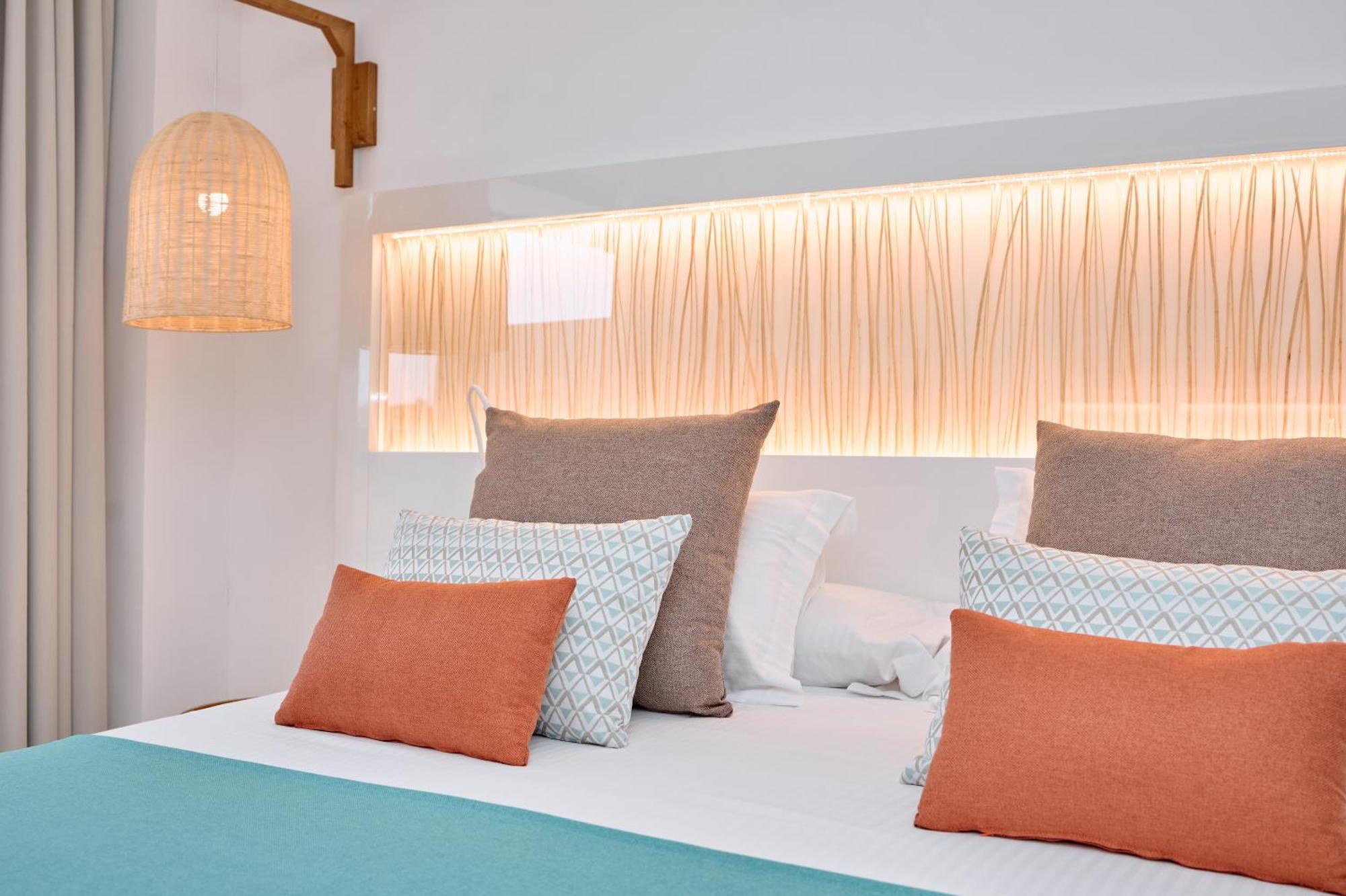 Double Room with Pool View,1679560866:JPEG