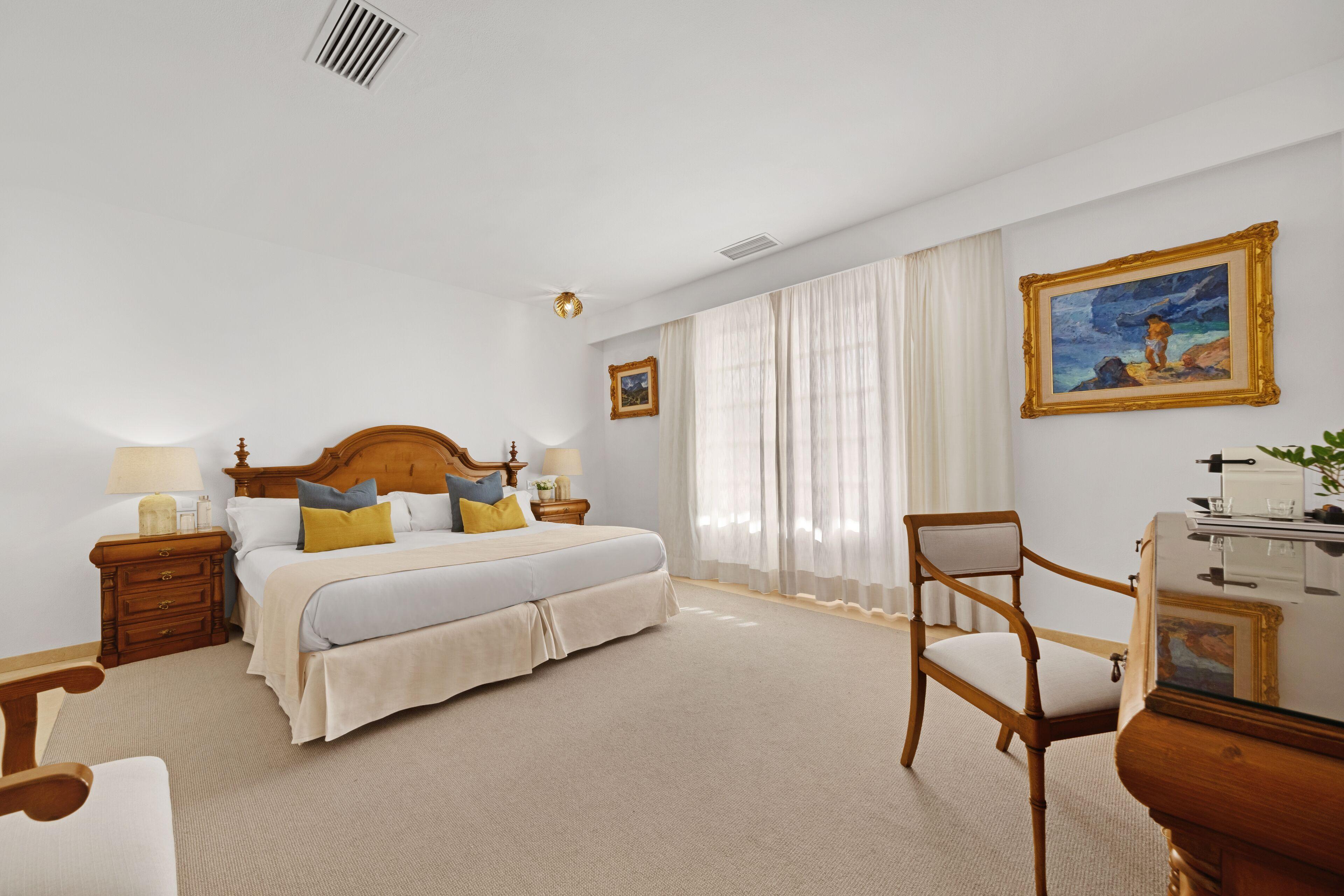 Suite Pool & Mountain View