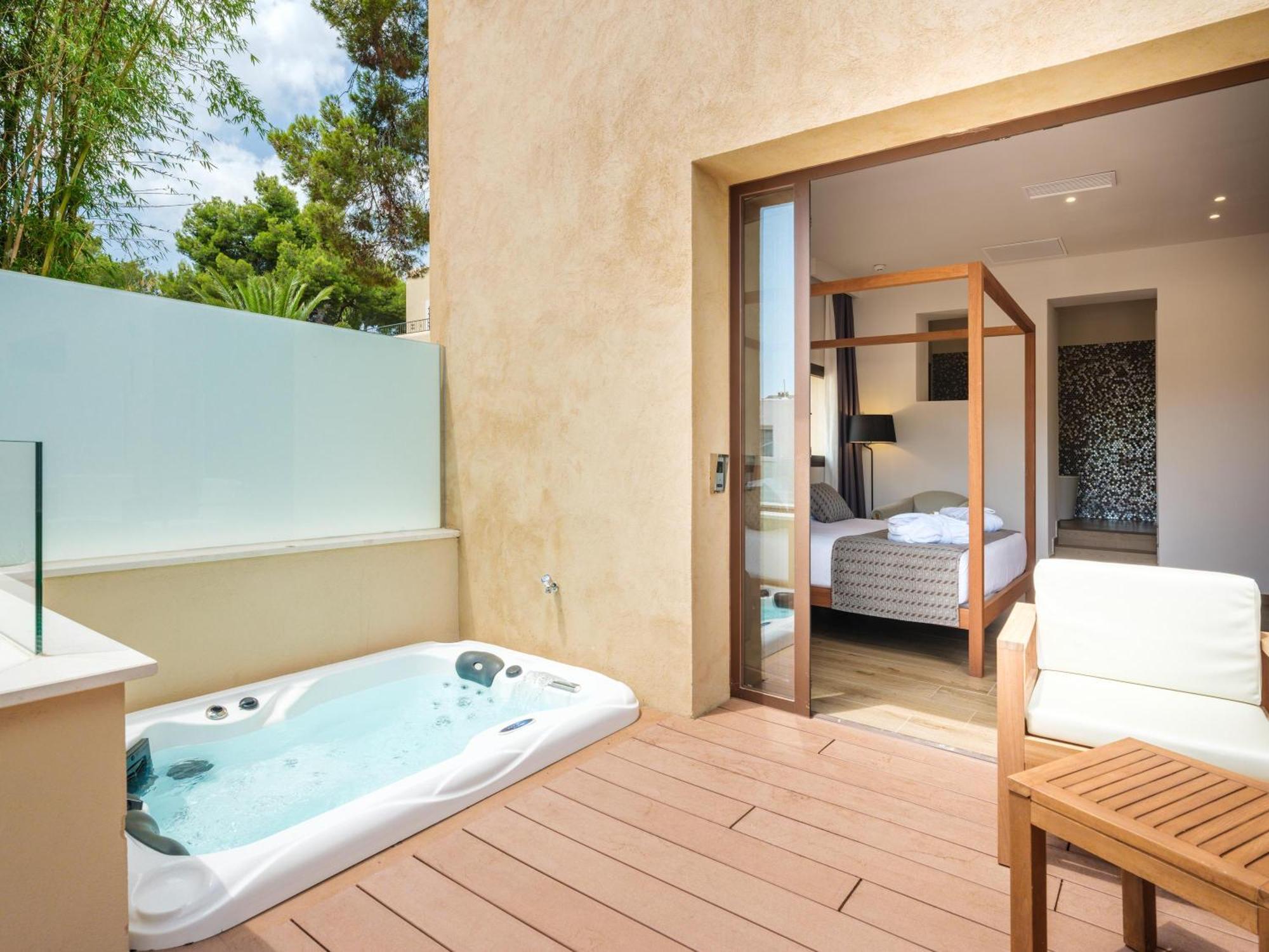 Gold Level Room Outdoor Hot Tub Adults Only 16,1742612428:JPEG