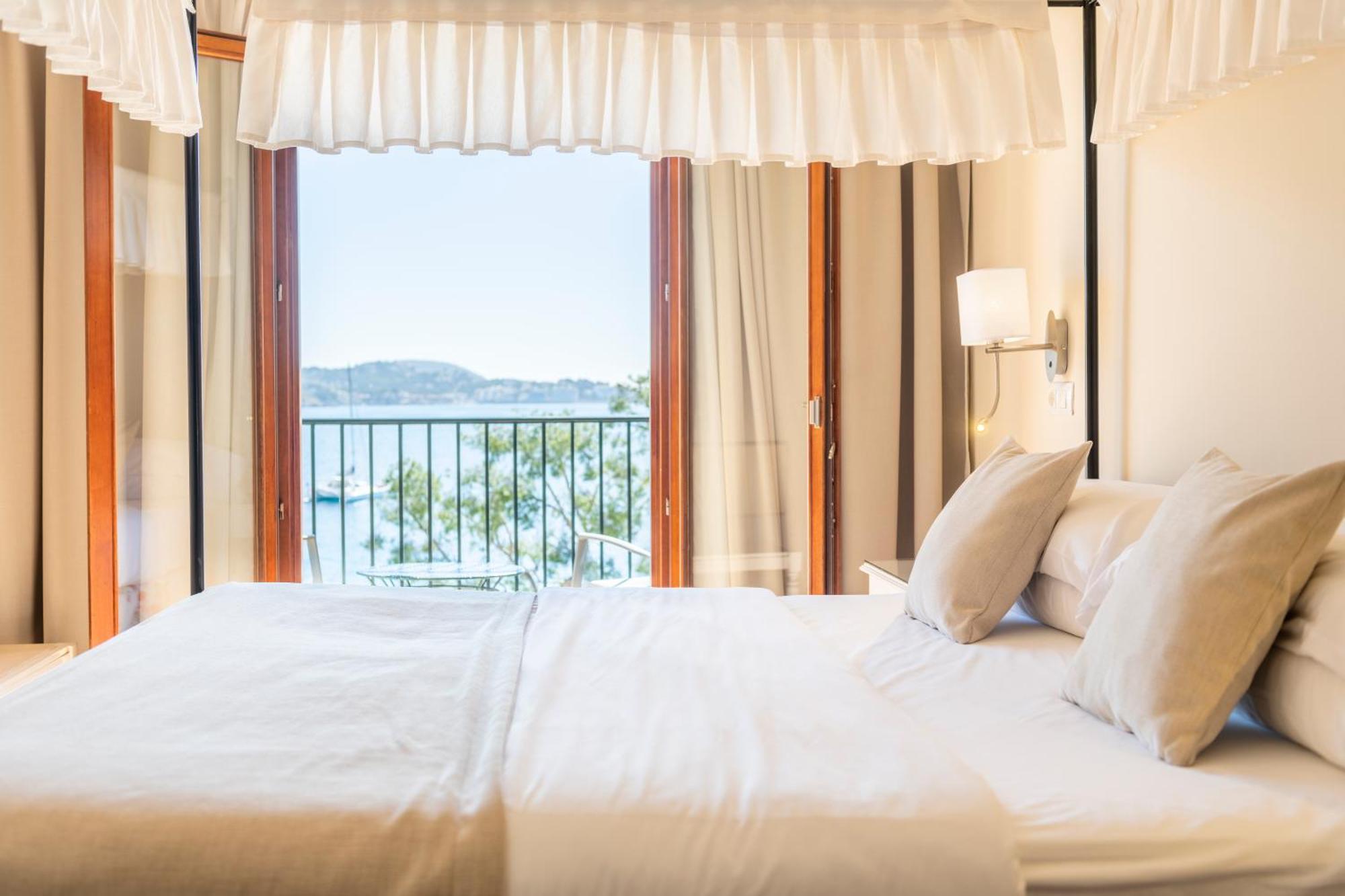 Superior Double or Twin Room with Seafront View and Balcony