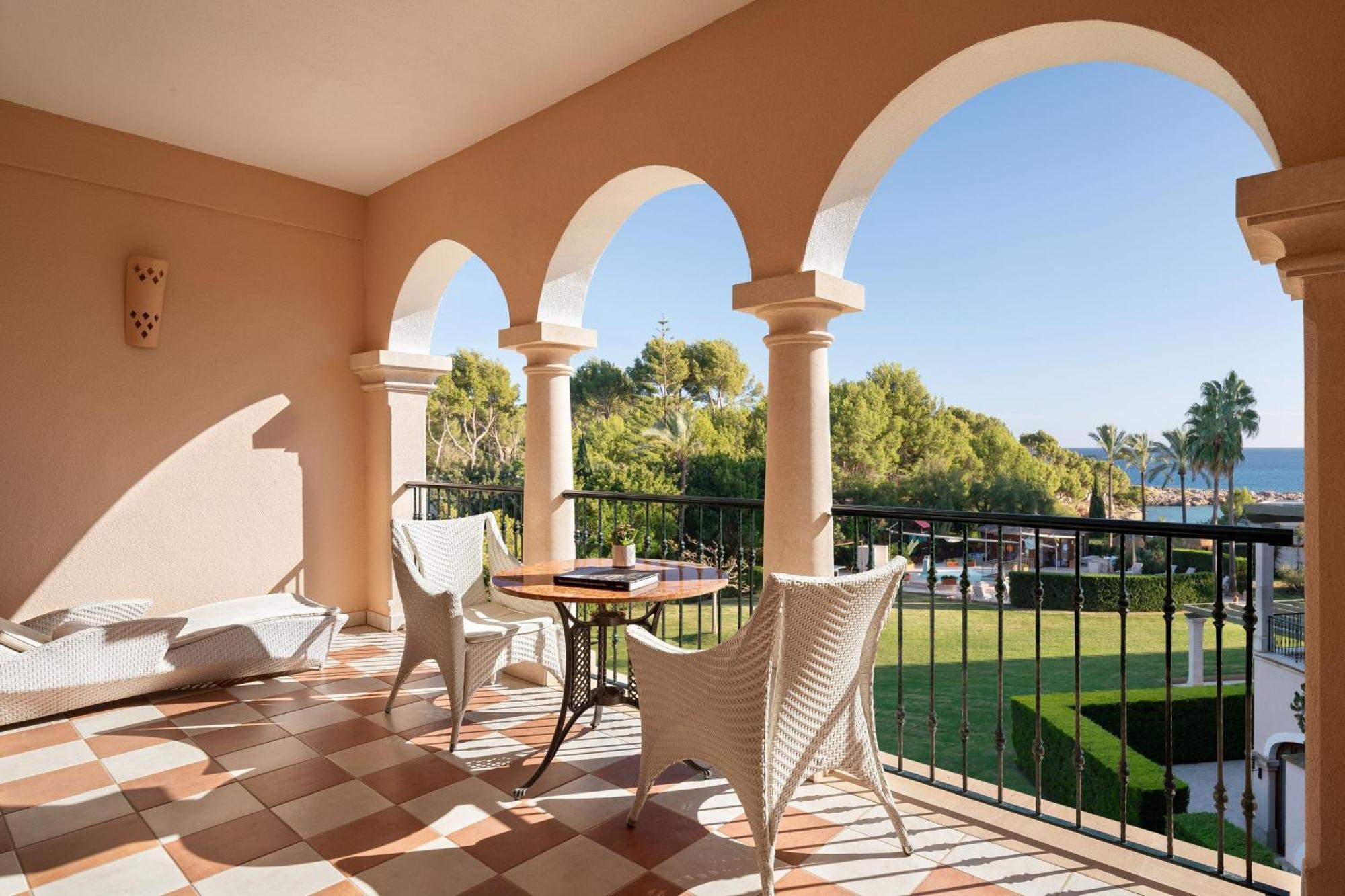 Junior Corner King Suite with Balcony