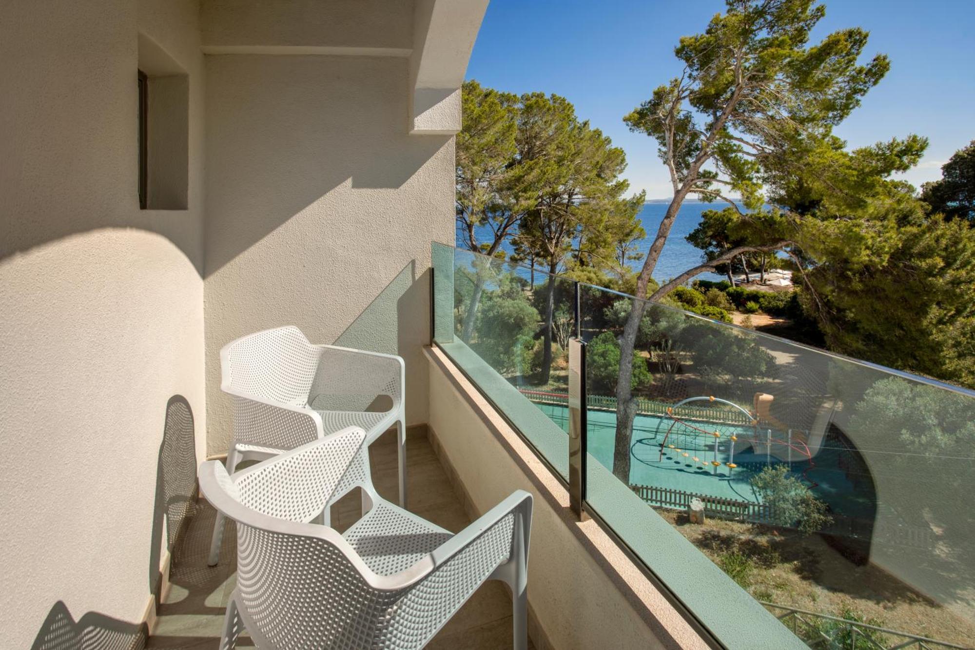 One-Bedroom Apartment with Sea View
