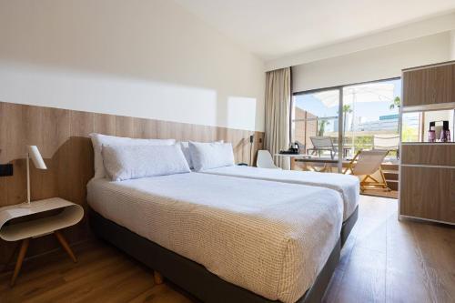The Innside Zimmer mit Poolblick und Sonnendeck