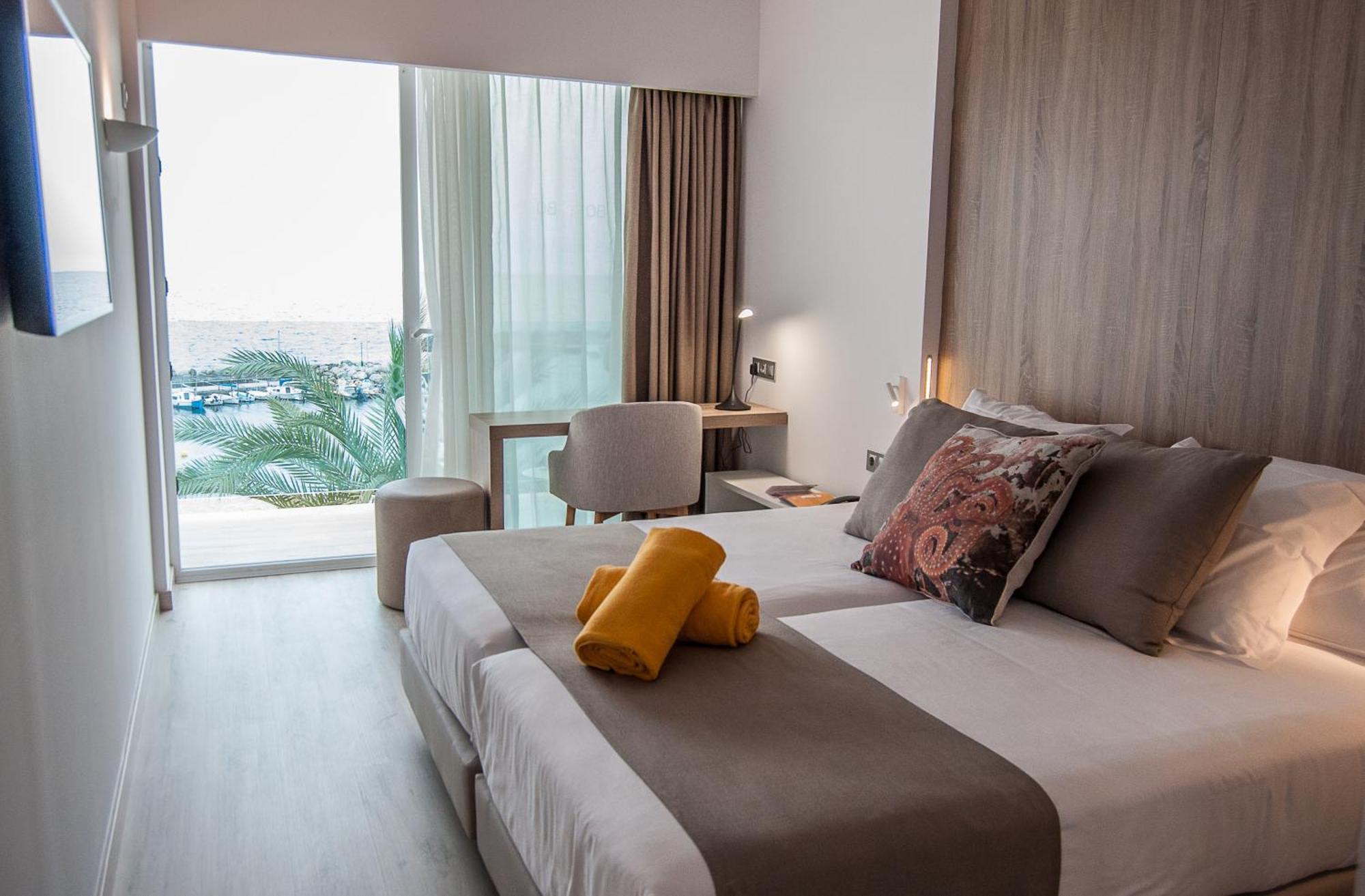 Double Room with Balcony and Sea View,697848573:JPEG