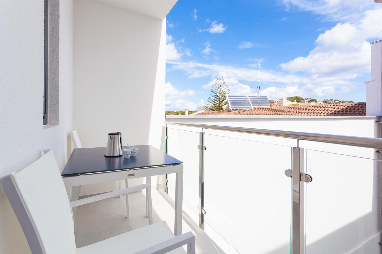 Zimmer mit Kingsize-Bett und Balkon