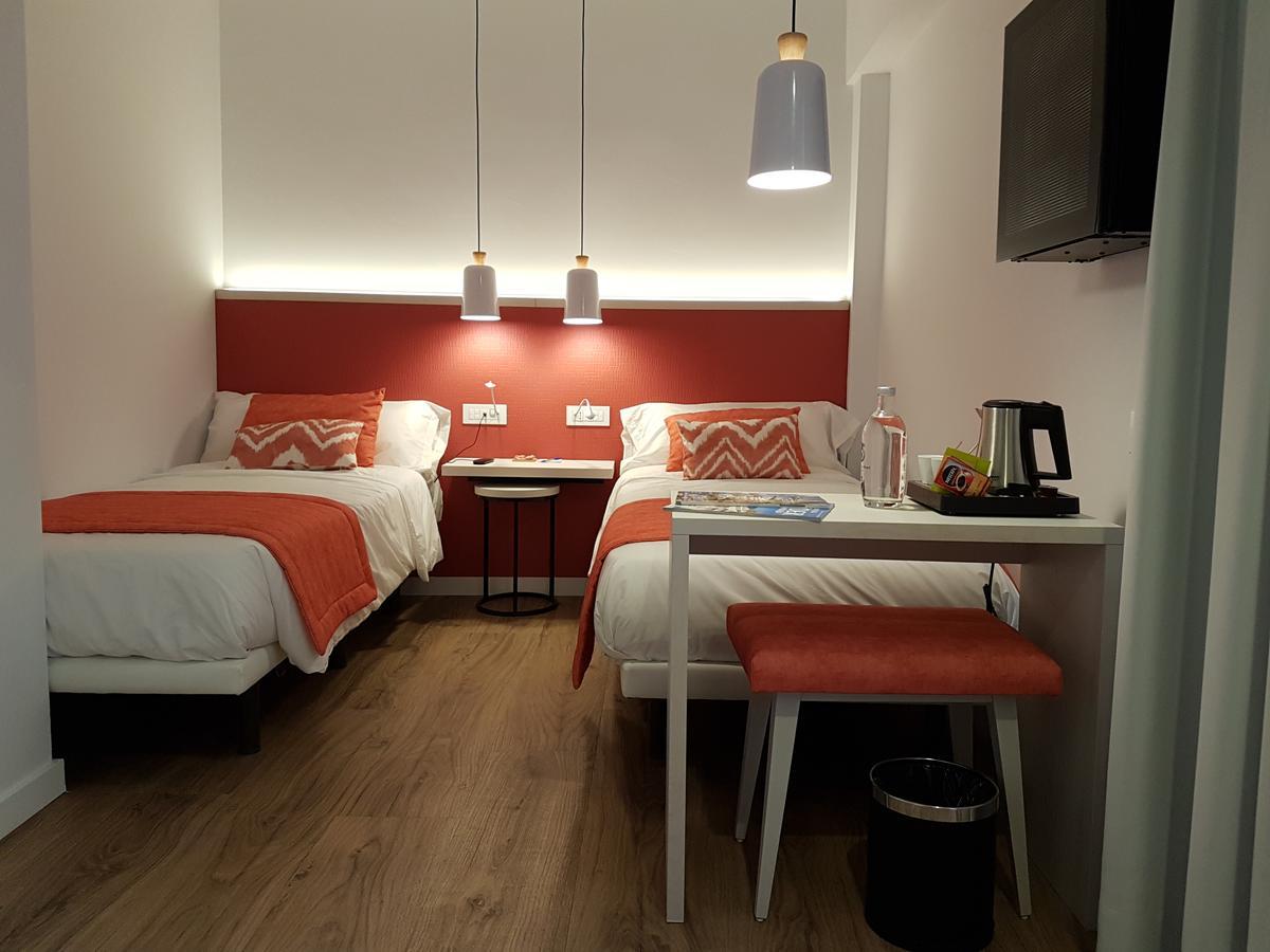 Zweibettzimmer mit Balkon