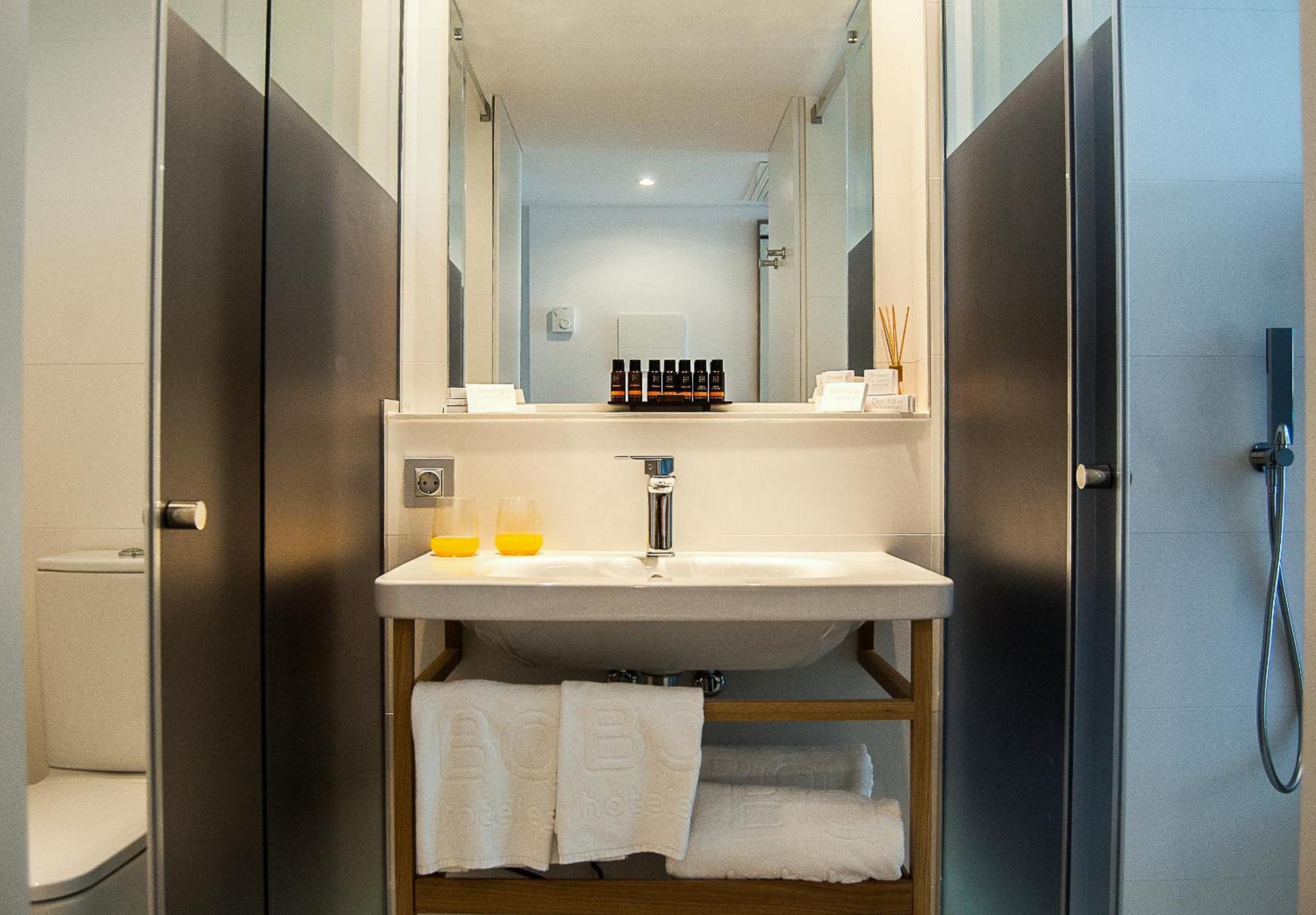 Double Room with Street View,697848609:JPEG