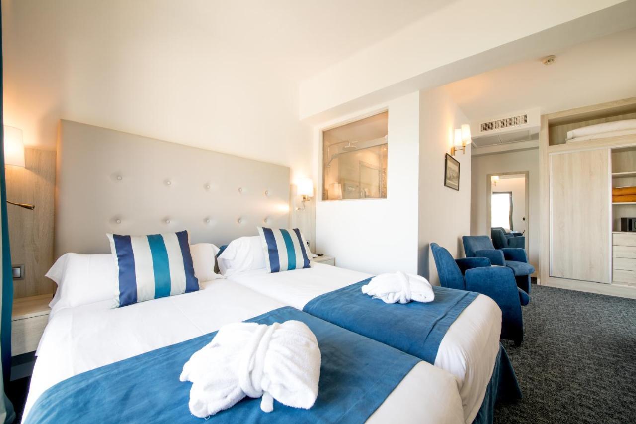 Superior Twin Room balcony frontal Sea View