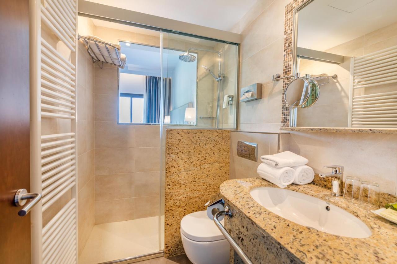 Superior Twin Room balcony frontal Sea View