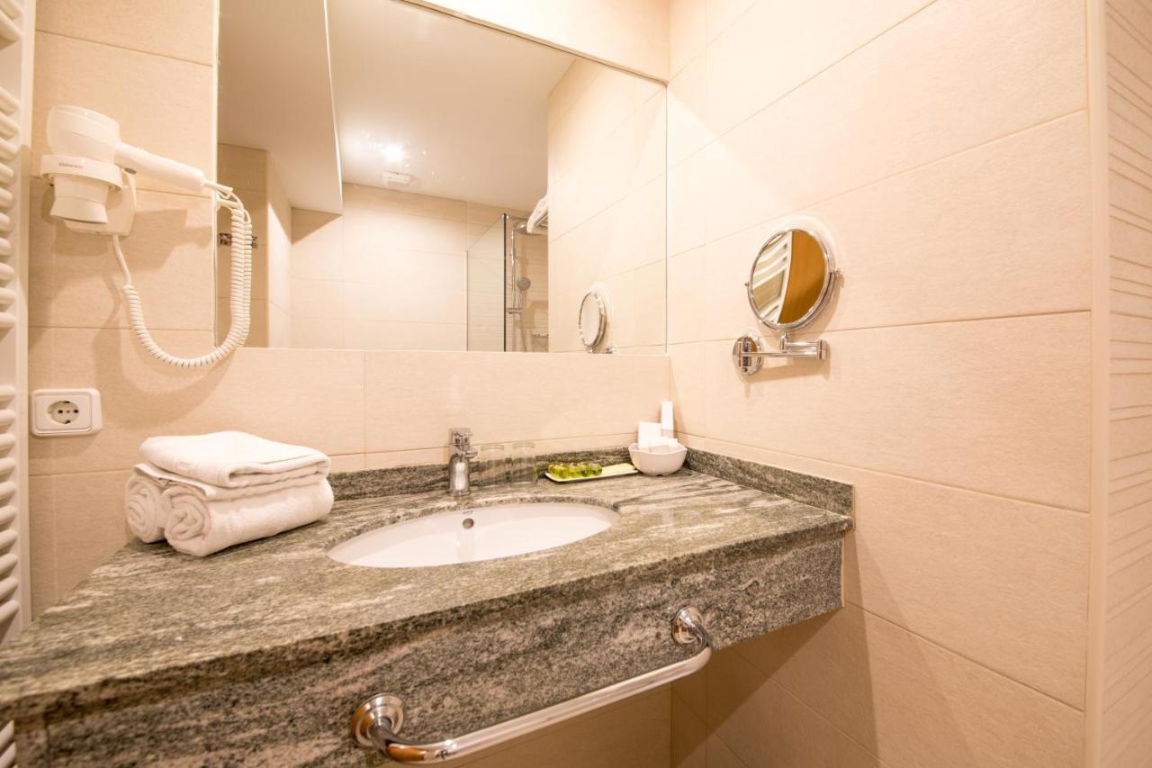 Comfort Double Room balcony lateral Sea View