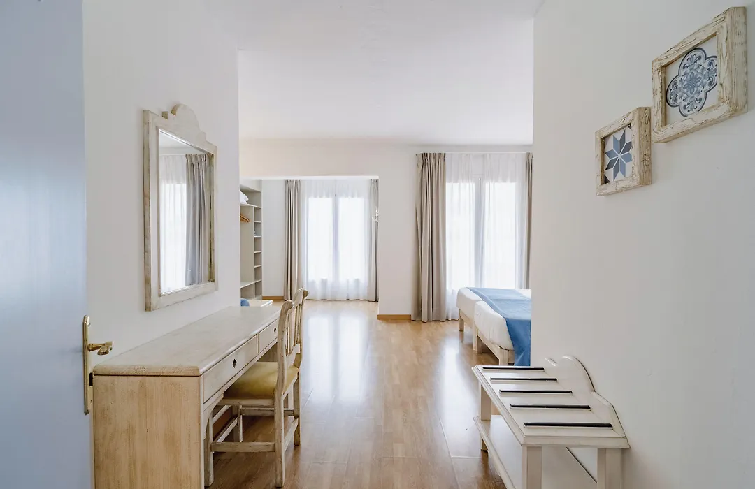 Hostal Hpc Porto Colom-1