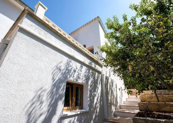 Haustierfreundliches Nice Villa Marpessa In Portals Nous With Pool